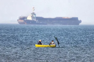 Tensions Rise in the Strait of Hormuz as Iran and US Forces Face Off in New Maritime Clashes