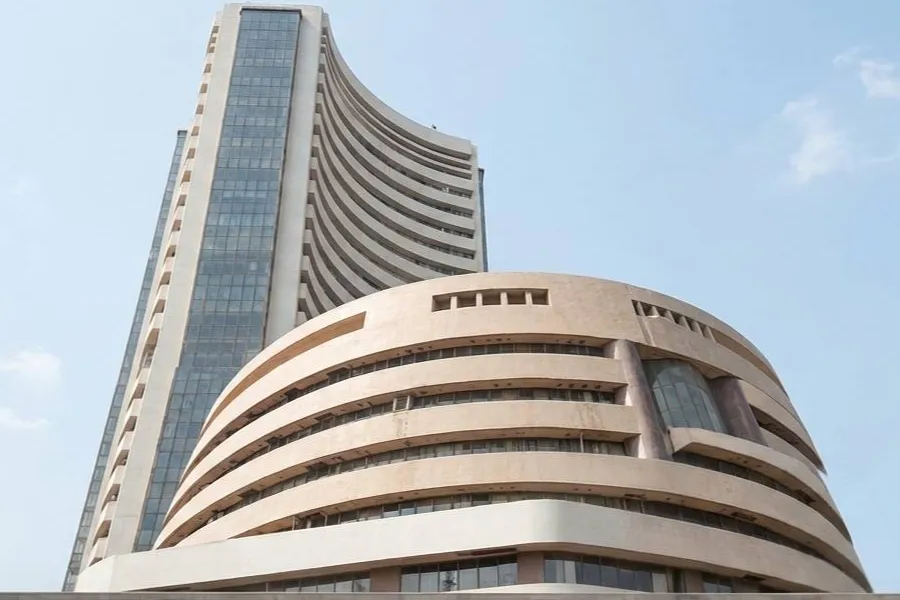 Indian shares flat as IT, oil slide counter broad losses