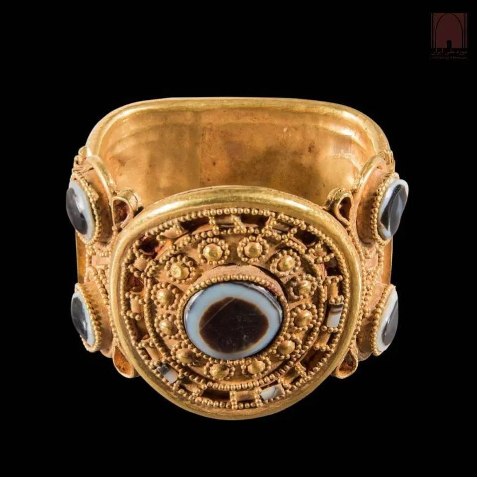 Echoes of the past: Golden bracelet with an inscription older than itself